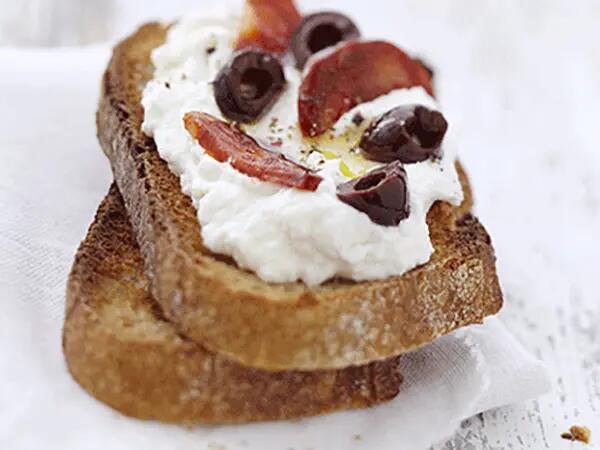 Recettes : Tartine au fromage frais, olives et chorizo