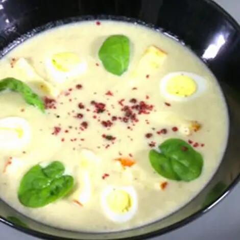Recette : Velouté d'endives au fromage, œufs de caille et copeaux fromagers