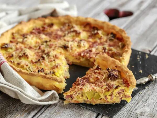 TH01_tarte-salée-poireaux-lardons-et-bleu_adobe