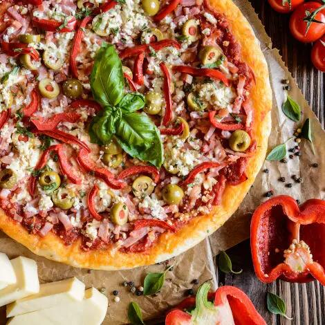 Recette : Pizza au jambon, fromage bleu et mozzarella