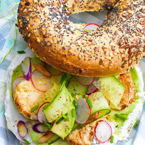 Recette : Bagel poulet, avocat et fromage de chèvre