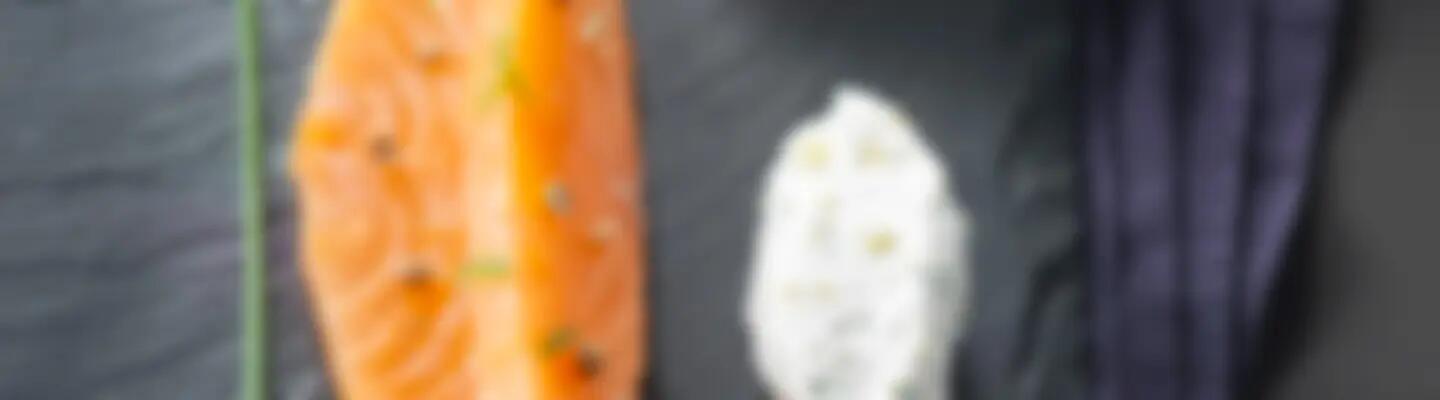 Recette : Gravelax de saumon aux agrumes, sauce au fromage frais à l’aneth