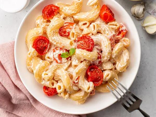 Recettes : Pâtes à la feta et aux tomates rôties