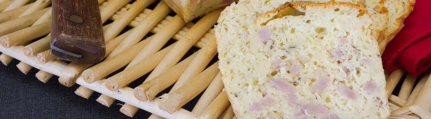 Recette : Sandwich cake au chèvre frais, jambon et petits pois