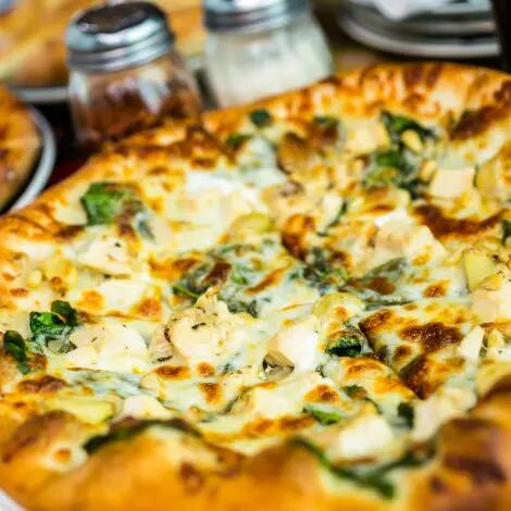 Recette : Pizza au fromage de chèvre frais, poulet, aubergines et basilic