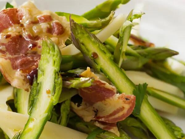 Recettes : Salade d'asperges vertes au lard grillé et fromage