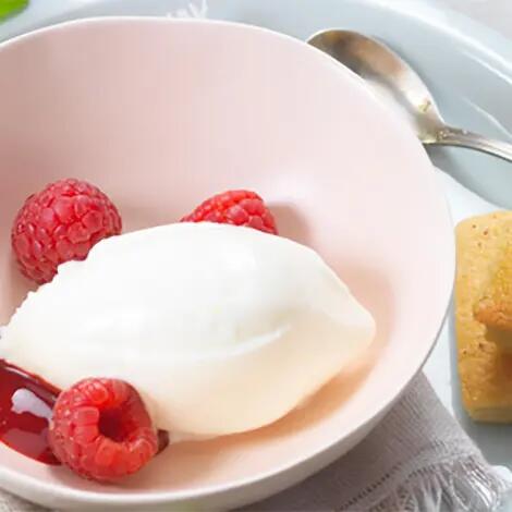 Recette : Glace au fromage frais, framboises et financiers