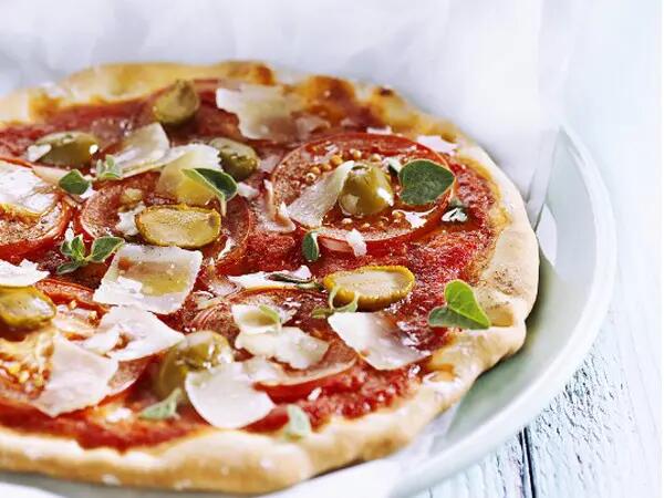 Recettes : Pizza tomate, olives et parmesan