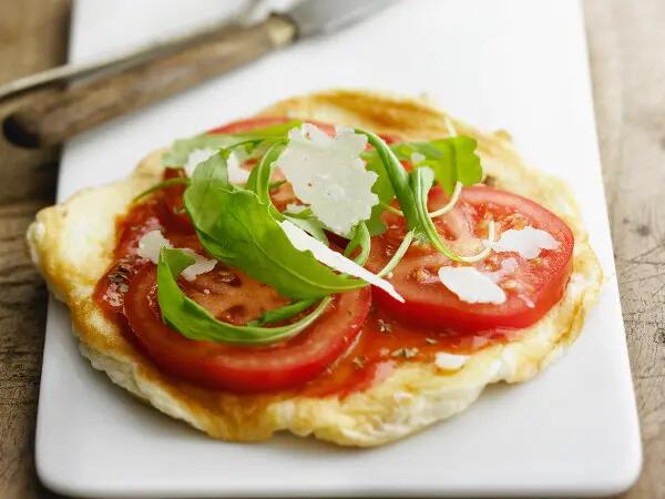 Recettes : Omelette soufflée au parmesan et tomate, façon pizza