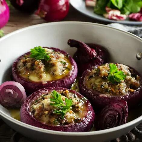 Recette : Oignons rouges farcis aux lardons et au bleu