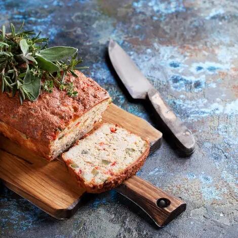 Recette : Cake aux 3 poivrons, olives noires et fromage de brebis