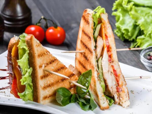 Recettes : Club-sandwich au poulet, fromage et courgette