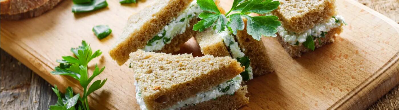 Recette : Petits sandwichs au fromage, raisins secs et olives vertes