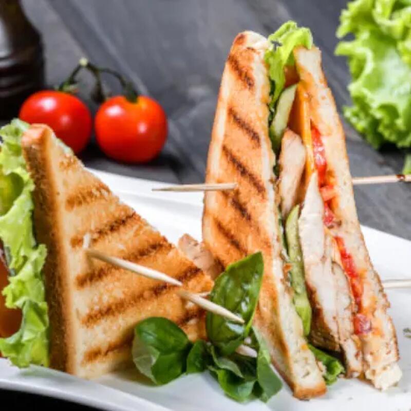 Recette : Club-sandwich au poulet, fromage et courgette