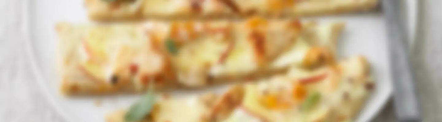 Recette : Tarte flambée au poulet, pomme et fromage