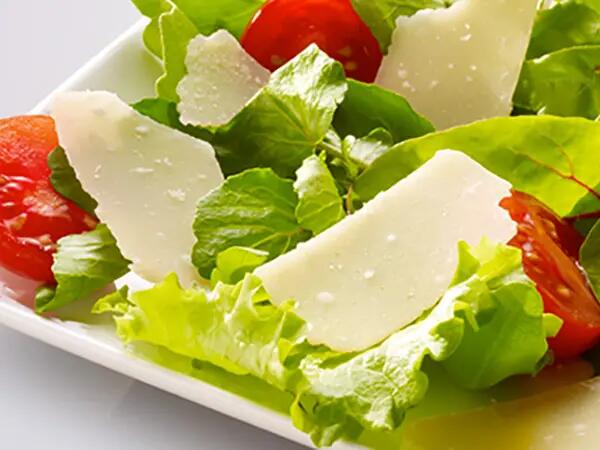 TH01_idees-de-salades-avec-les-copeaux-de-grana-padano-giovanni-ferrari
