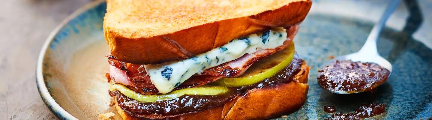 Recette : Croque-monsieur brioché au bleu et confit d'oignons