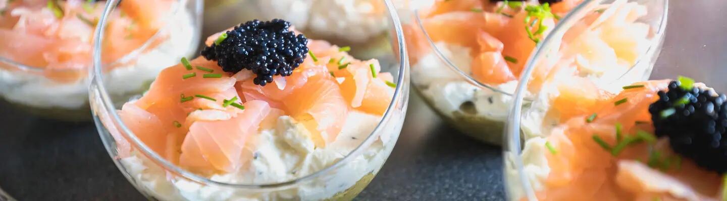 Recette : Verrine saumon, pain d'épices et fromage frais ail & fines herbes