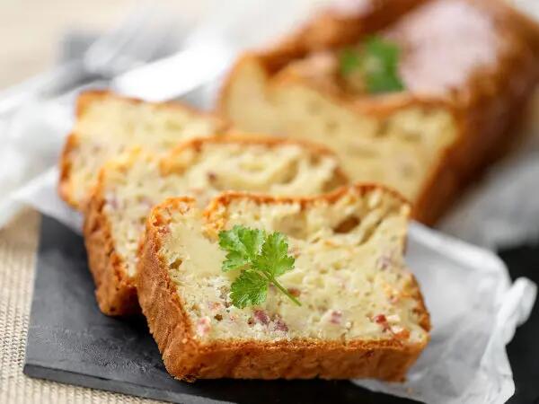Recettes : Cake au fromage à raclette, oignons grillés et bacon