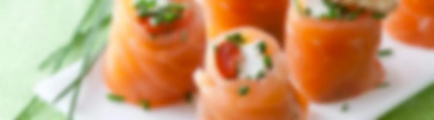 Recette : Roulé de saumon fumé au fromage aux noix