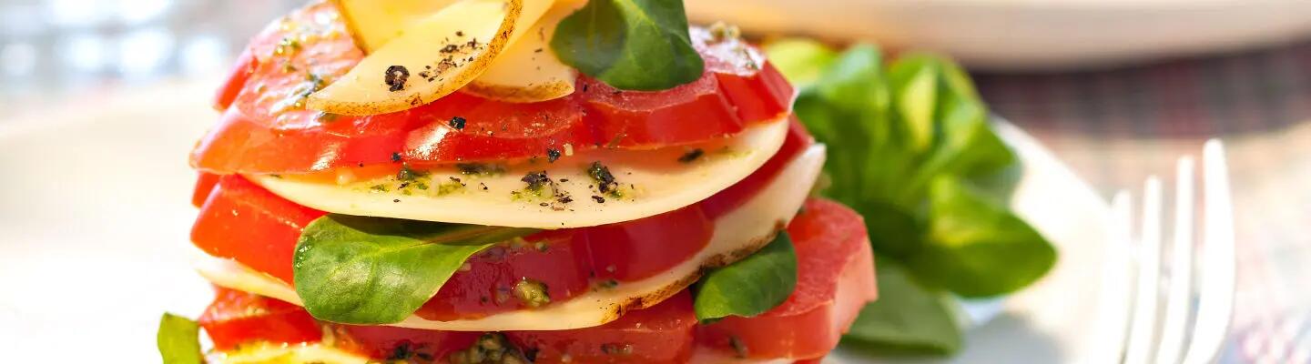 Recette : Tomate en millefeuille au pesto et fromage