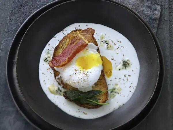 Recettes : Œuf poché sur pain toasté à la crème au bleu