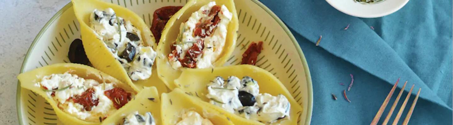 Recette : Conchiglioni farcis au chèvre, tomates séchées et olives