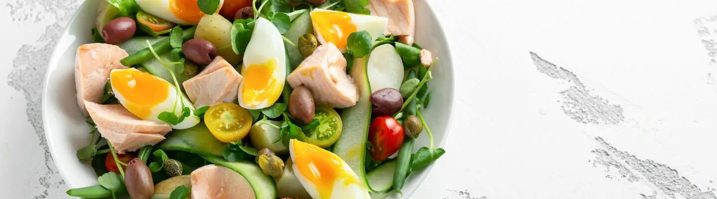 Recette : Salade de printemps, œuf mollet et fromage frais