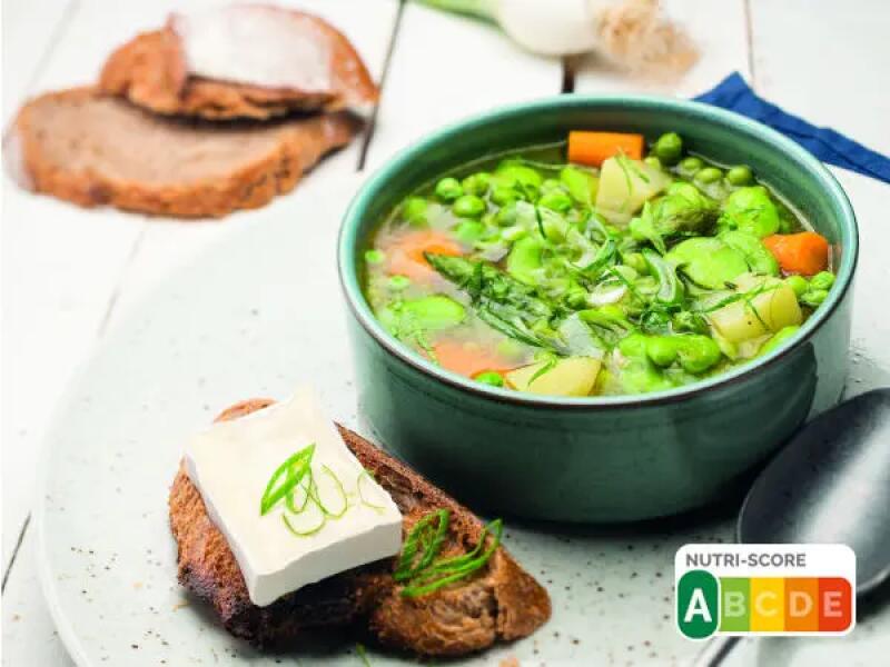 TH01_soupe-de-legumes-de-printemps-et-tartine-au-fromage-nutri-score-A_adobe