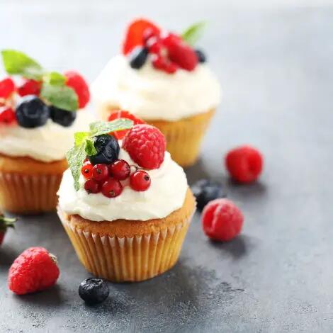 Recette : Cupcakes vanille framboise, crème au fromage frais et chocolat blanc