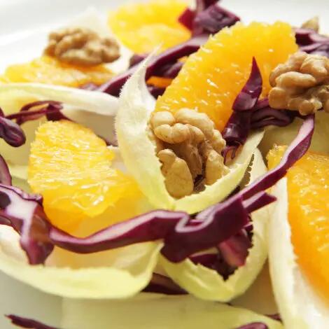 Recette : Salade d'endives à l'orange, aux noix et fromage de brebis
