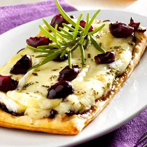 Recette : Tarte fine au brie, myrtilles et romarin