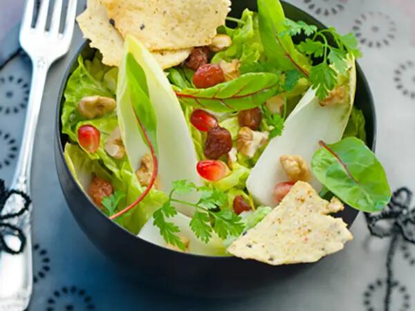 Recettes : Salade mélangée et chips de fromage