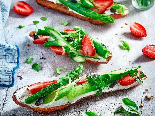 TH01_tartine-baguette-asperges-vertes-fraises-carre-frais
