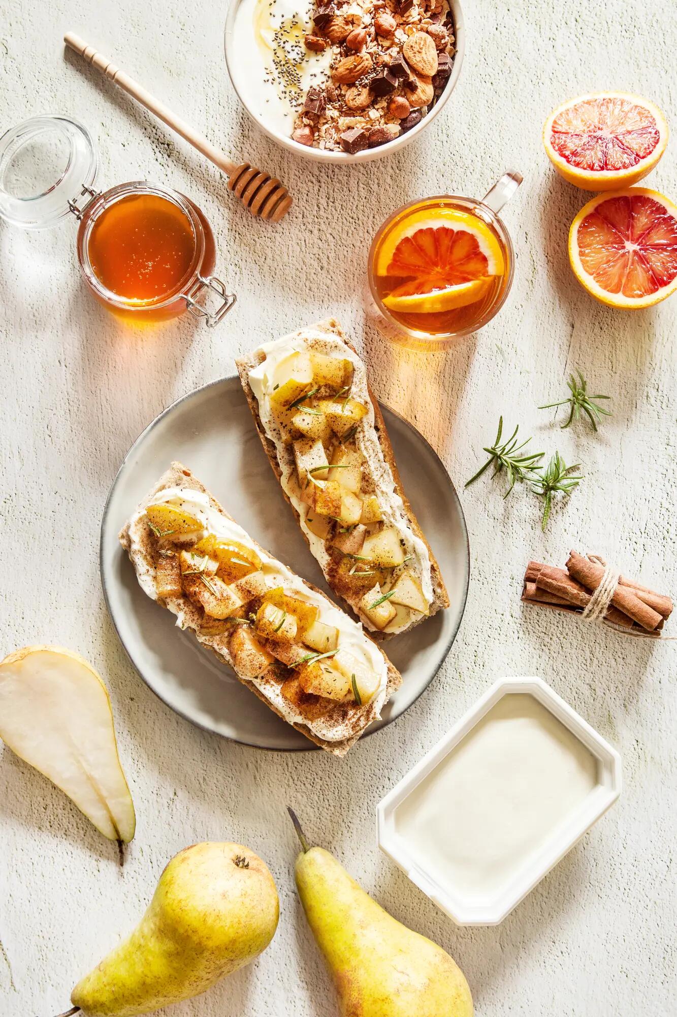 tartines-poire-miel-romarin-st-moret