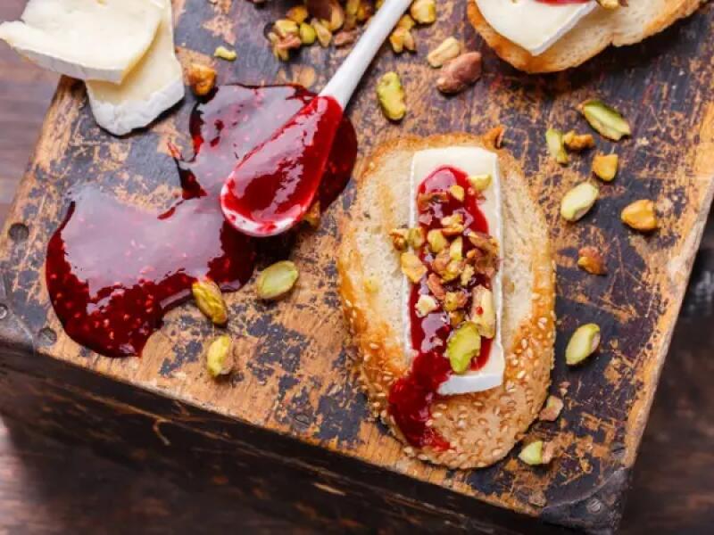 TH01_bruschetta-with-brie-cheese-and-raspberry-jam-picture-id523773046 copie