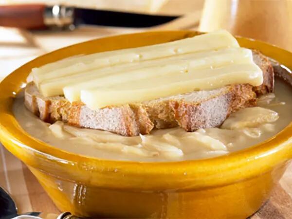 Recettes : Soupe à l'oignon gratinée au fromage