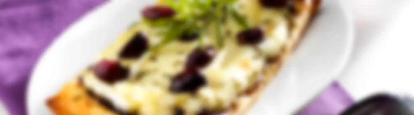 Recette : Tarte fine au brie, myrtilles et romarin