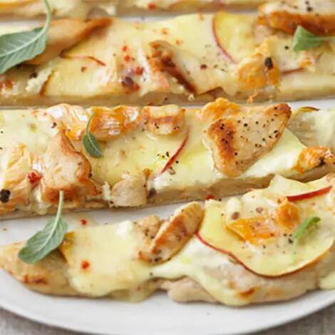 Recette : Tarte flambée au poulet, pomme et fromage