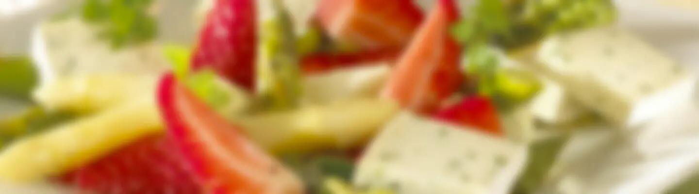 Recette : Salade aux deux asperges, fraise et fromage frais