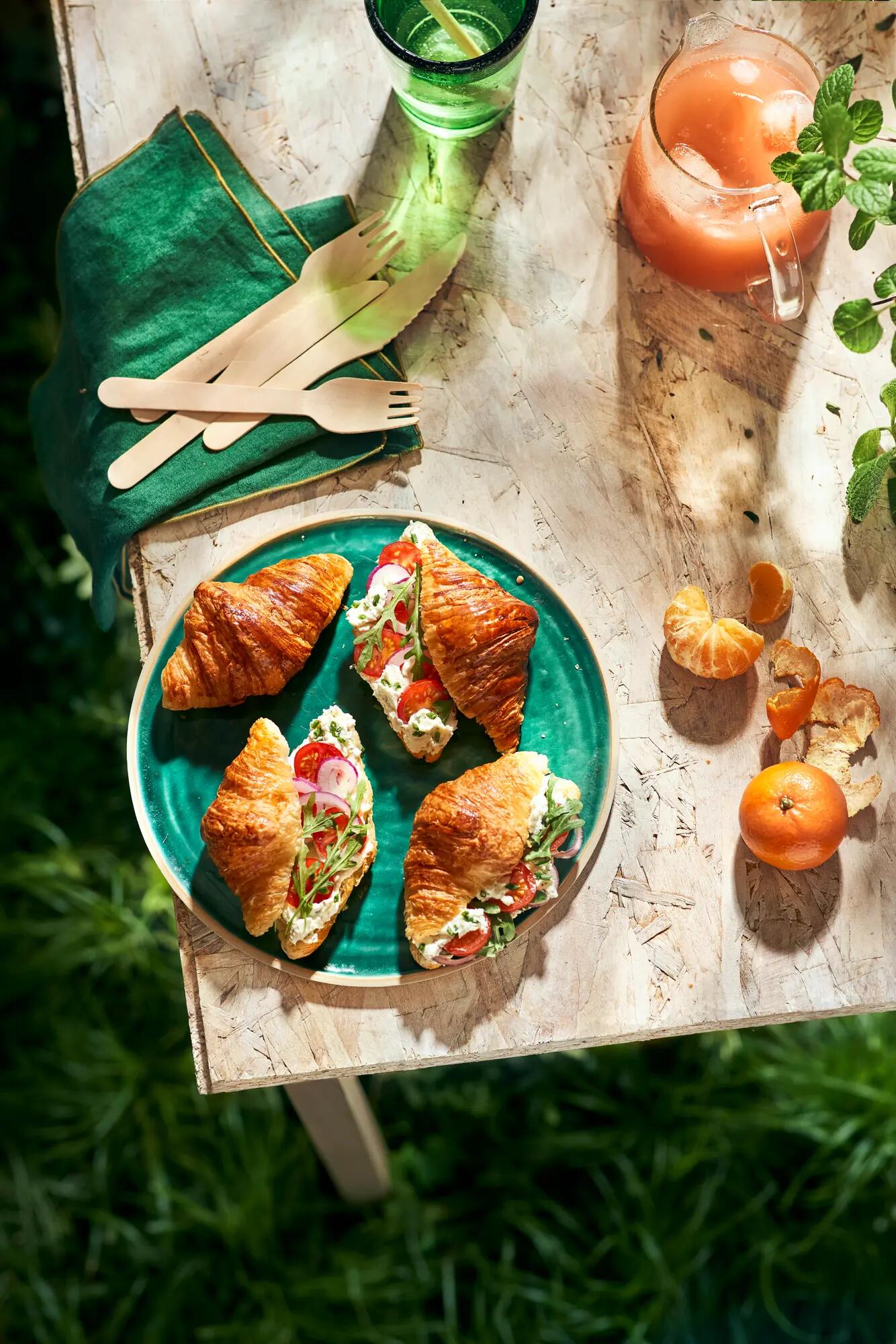 Le Déjeuner de Pauline : Croissants toastés salés au fromage ail & fines herbes, pousses d’épinards et tomates cerises (format full)