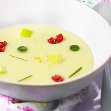 Recette : Velouté de courgettes au fromage frais, pomme-curry-framboise