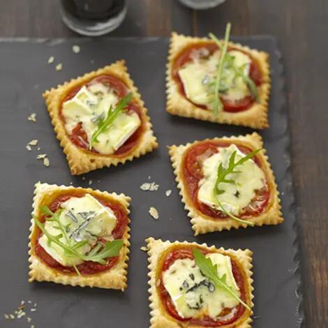Recette : Mini pizzas au bleu, tomate et roquette