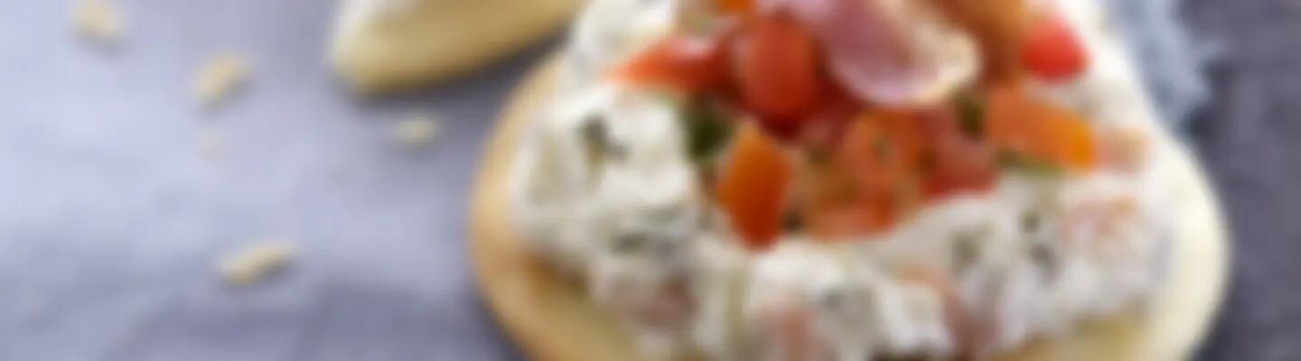 Recette : Mini pizzas au fromage frais, saumon fumé et tartare de tomate