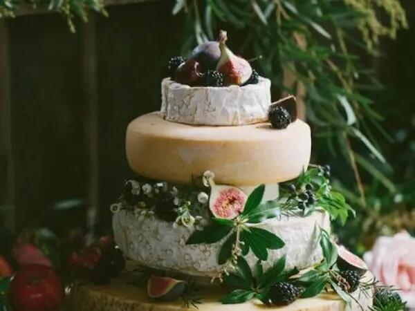 10 bonnes raisons d’opter pour une pièce montée au fromage à votre mariage