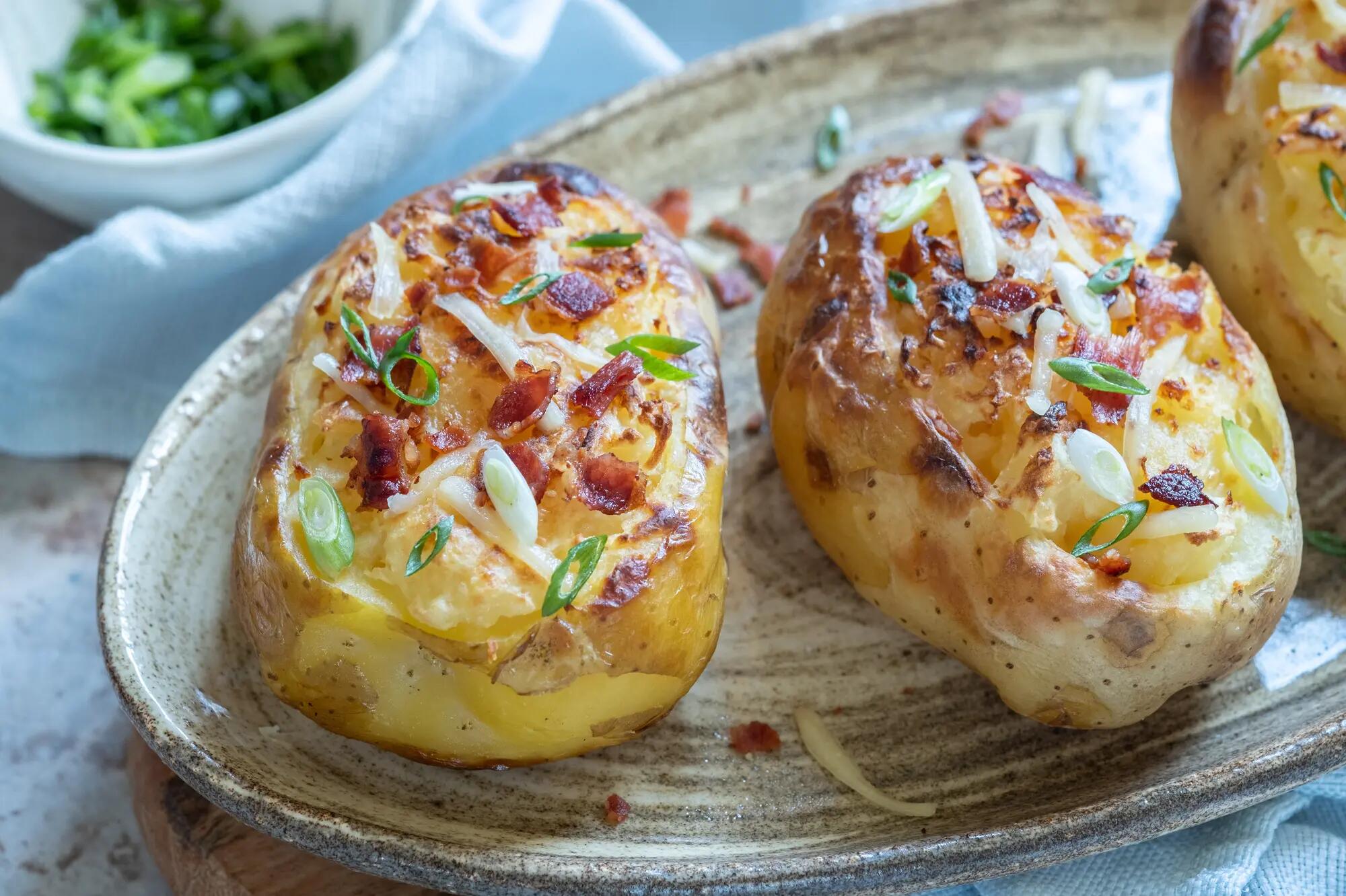 Écrasée de pommes de terre, crème fraîche, fromage cheddar et lardons