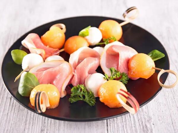 Recettes : Brochettes melon, magret et fromage de brebis