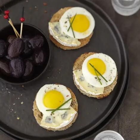 Recette : Toasts au fromage bleu et oeufs de caille
