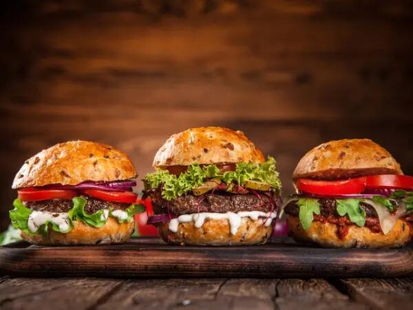 TH01_closeup-of-home-made-burgers-picture-id851159308 copie