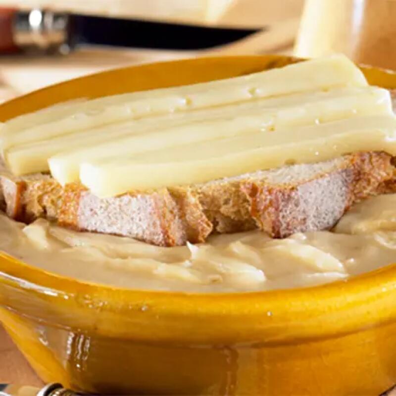 Recette : Soupe à l'oignon gratinée au fromage